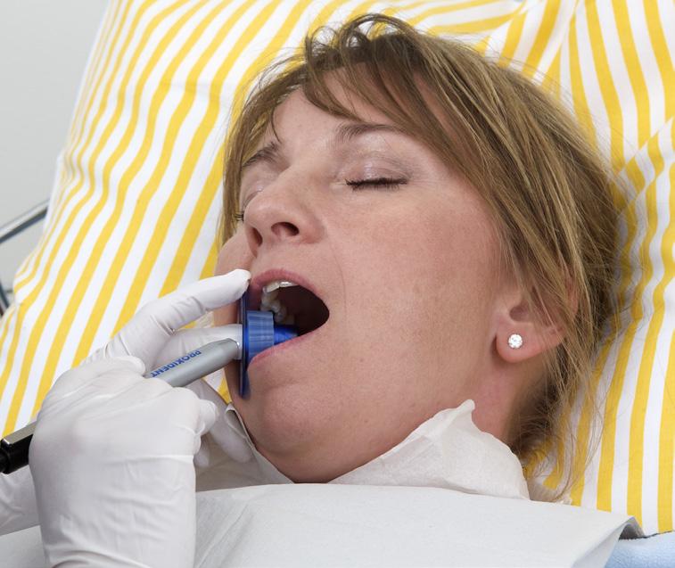 Om möjligt låt patienten skölja munnen med vatten innan inspektion och smörj läpparna med Proxident Läppbalsam.