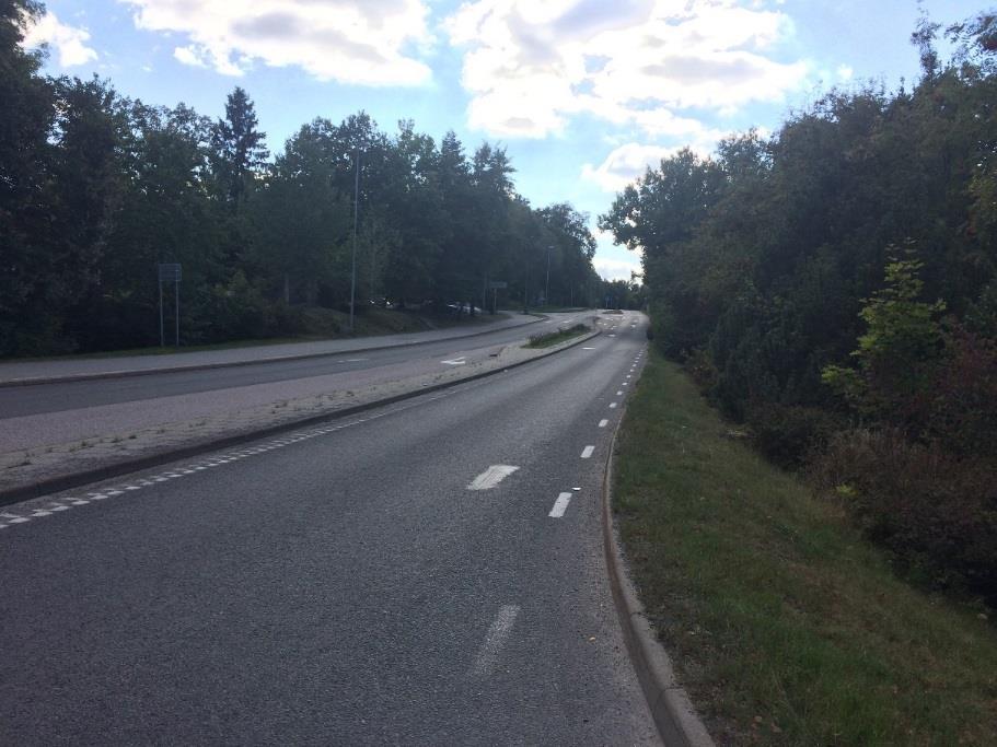 Figur 2.1 Ältavägen med vy mot Hedvigslundsvägen. Figur 2.2 Ältavägen, strax norr om nuvarande centruminfart.