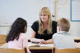 4 Bakgrund Snabbspåret för lärare och förskollärare syftar till att nyanlända med examen och erfarenhet som lärare eller förskollärare snabbare ska kunna etablera sig som lärare och förskollärare i