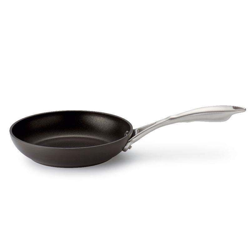 Tupperware Cottage Cookware 20 cm Fry Pan Innehåll Den 20 cm stora Stekpannan är praktisk för att steka grönsaker som tex auberginer, zucchini och svamp och för att sautera lök på svag värme.