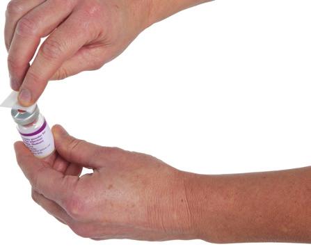 Ta av locket från injektionsflaskan med vätska för injektion för att exponera mitten på gummiproppen.