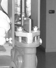 - Töm ut processvätskan ur ventilen Det enda underhåll som krävs är att byta glandpackningen (4) eller tätningen (3) om ventilen har ett mjuktätande säte Livslängden för dessa delar beror på