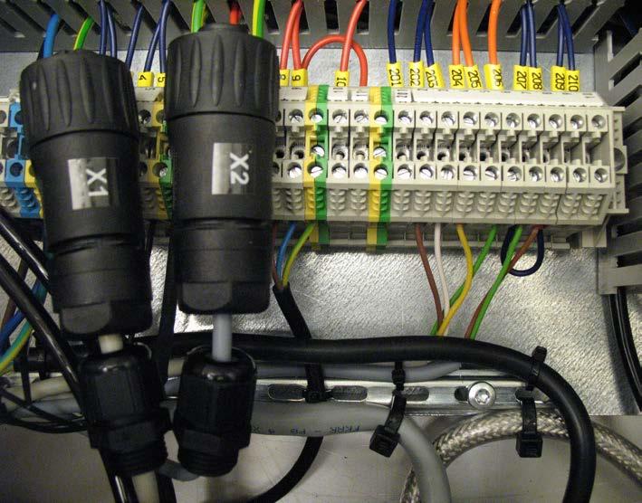 2. Anslutningar och manöverpanel För installation av X-kontakter vid en F5500T/W 1. Notera vilken färg som sitter på respektive plint innan ni kopplar loss dem. 2.