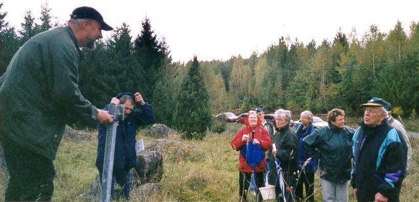 Roland Lindbring fäster en av skyltarna vid årets torpvandring Gammalkils hembygdsförening VERKSAMHETSBERÄTTELSE 2002 Solsken och uppehållsväder har präglat årets många arrangemang.