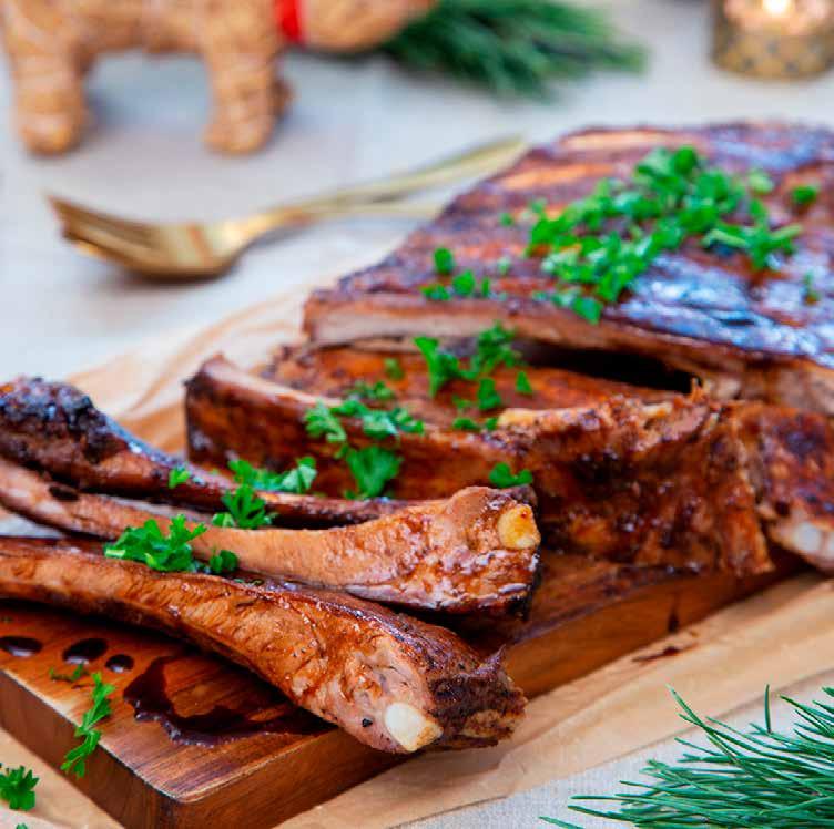 RIBS TILL JUL Ribs 1,1 kg Spareribs 1 tsk flingsalt 65 gram allroundmarinad 1 vitlöksklyfta 1. Ribs: Värm ugnen till 220 grader. 2. Lägg spareribsen på en bakplåtsklädd plåt och krydda med salt. 3.