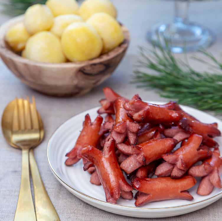 Pressa apelsinsaften som blir över från apelsinerna i en skål till dressingen. 2. Skölj och strimla fänkålen. Pilla ur granatäppelkärnorna och lägg i en skål. Skölj och strimla gemsalladen. 3.