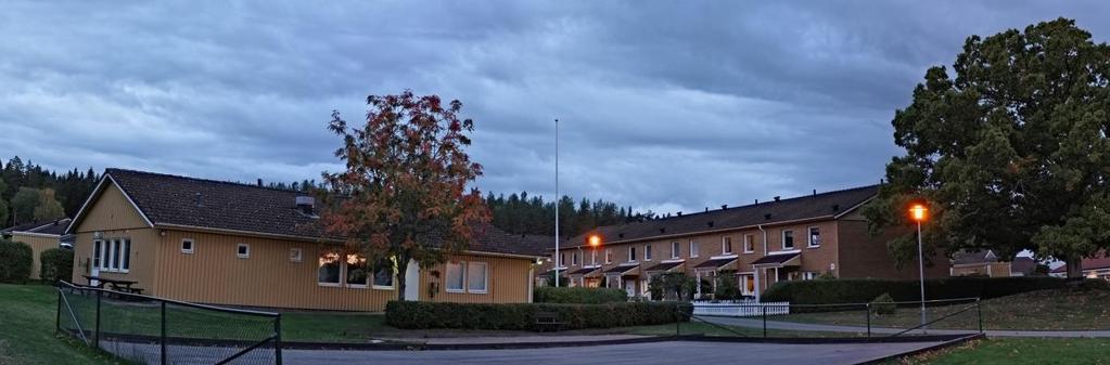 Bo i bostadsrätt vad innebär det? Bostadsrätt innebär att medlemmarna gemensamt äger och förvaltar de hus och den mark som hör till bostadsrättsföreningen. Man äger inte lägenheten utan rätten att bo.