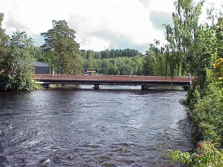 X512 Delångersån vid Forsån, Böle (Näsviken) Brotyp: Balkbro med nitade balkar av stålplåt Byggd år: 1924 Antal spann: 3