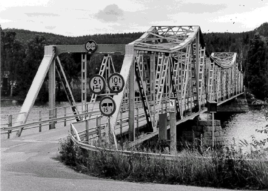 Y271 Ljungan vid Viskan Brotyp: Balkbro med hängbroformat stående fackverk Byggd år: 1924 Antal spann: 3 Fränsta