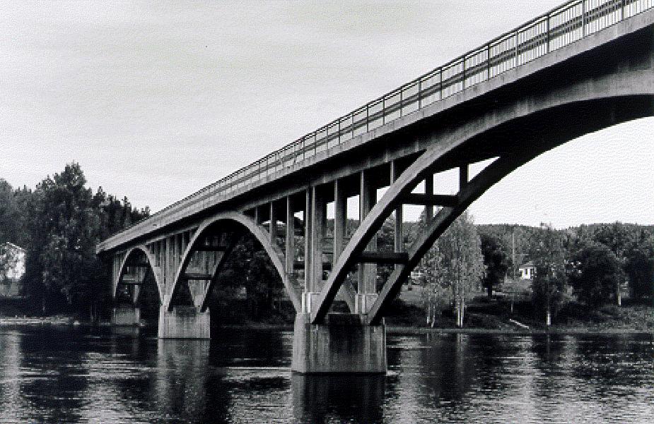 Y277 Ljungan vid Torpshammar Brotyp: Bågbro av betong med underliggande båge Byggd år: 1937 Antal spann: 3 Nordanede Hullsjön