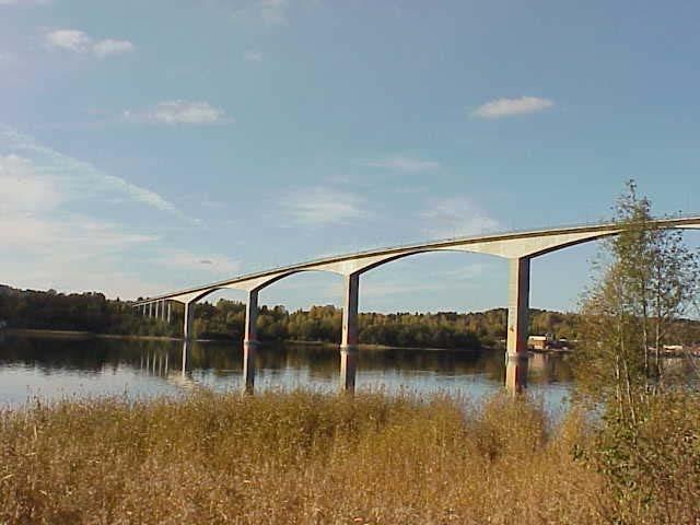 Y669 Alnösundet vid Sundsvall - Alnöbron Brotyp: Lådbalkbro av betong (med kontinuerliga balkbroar som tillfartsspann) Byggd år: 1964 Antal spann: 7