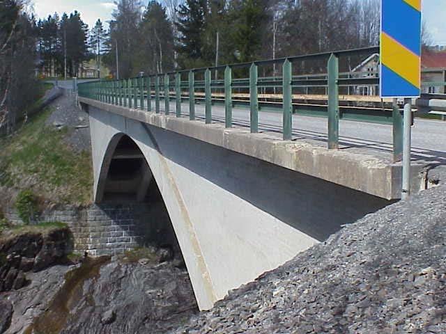 Z235 Indalsälven vid Kattstrupeforsen Brotyp: Bågskivbro av betong Byggd år: 1935 Antal spann: 1 Nälden Ytterån Vaplan