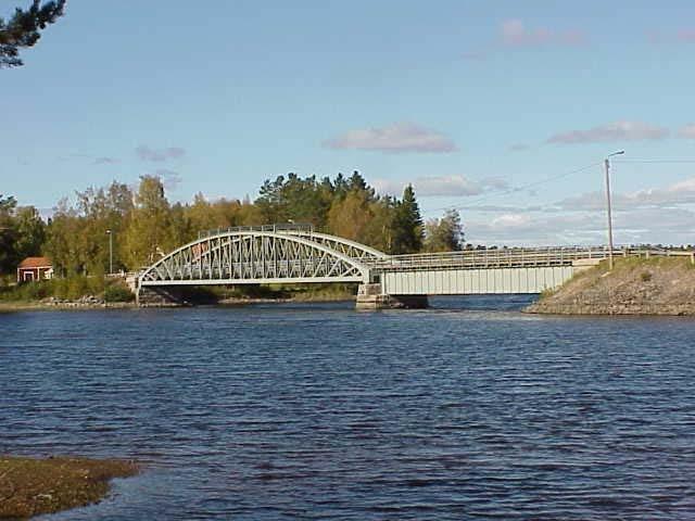 W555 Vanån vid Siknäs Brotyp: Balkbro med stående parabelfackverk samt fritt upplagd balkbro Byggd år: 1919