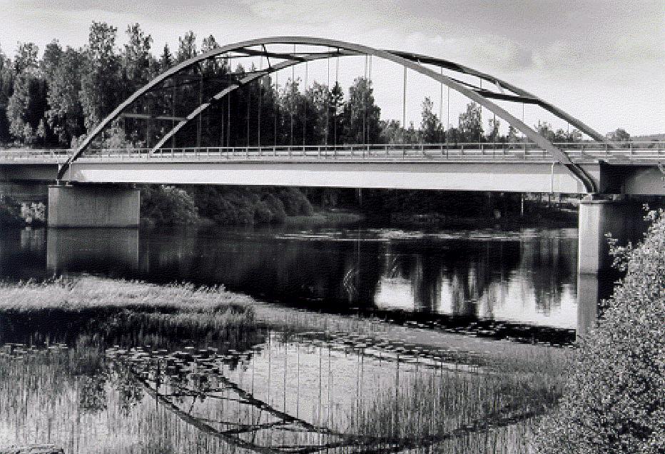 X170 Voxnan vid Lenninge Brotyp: Langerbalkbro av stål (med en fritt upplagd balkbro i varje ände) Byggd år: 1959 Antal spann: 1 (totalt 3) Långhed Åsbacka Röste Lottefors Växbo Runemo