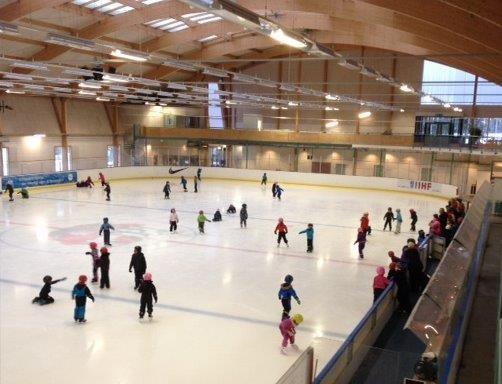 Allmänhetens åkning Stockholm är en ledande skridskostad med åkning på småsjöar, Mälaren, havsis och konstis inne och ute runt om i staden.