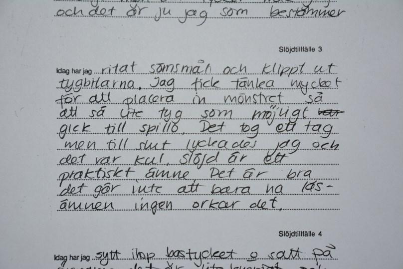 Figur 8. En elevs dagbokstext När pennfodralen är färdigställda samlar läraren klassen och ställer frågan: Vad har ni lärt er på detta arbete? Några elever svarar: Att sy pennfodral.