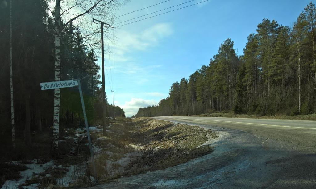 S i d a 10 I den direkta näromgivningen finns ingen övrig byggd miljö. Närmaste bostadshus finns på ett avstånd om ca 0,9 km sydväst om planområdets avgränsning. 3.1.5 Trafik Trafiken till området sker från Karlebyvägen riksväg 8 vid Fjärdträskvägen.