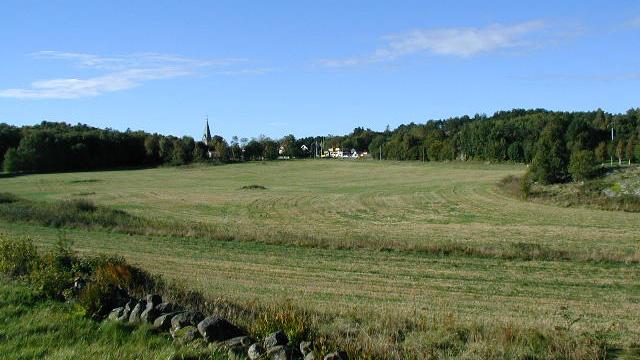 Kustlandskapet Grebbestad ligger i kommunens kustzon med lövskogspräglad vegetation och exponerade klippstränder i de västligaste delarna.