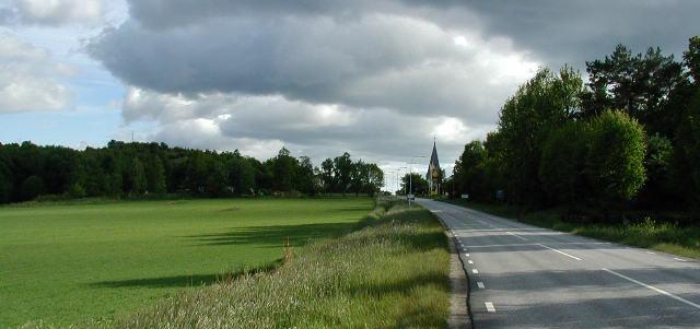 Grebbestad idag Grebbestad möter med en karaktäristisk vy med kyrkan i fonden när man närmar sig från Tanumshede.