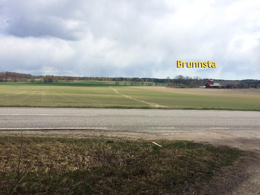Figur 26 Brunnsta och i nederkant till höger syns infarten av den gamla vägen till Stora Berga. Figur 27 Brunnsta innan rivningen.