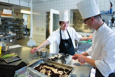 Restaurang- och livsmedelsprogrammet Y Inriktningar: Kök och servering Bageri och konditori Mat, människor och världen som arbetsfält Du lär dig Restaurang- och livsmedelsprogrammet är för dig som är
