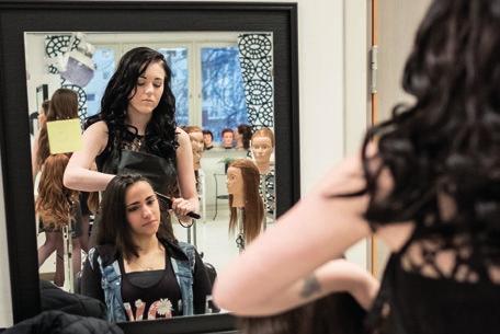 Hantverksprogrammet Y Inriktning: Frisör Foto: Rocco Gustavsson Hantverk frisör, styling och makeup Du lär dig Hantverksprogrammet är ett yrkesprogram där du förbereds för ett framtida yrke som