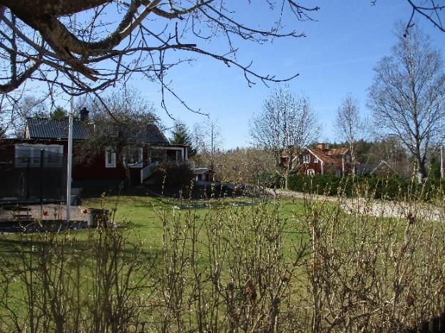 8 (24) Stads- och landskapsbild I den norra delen av området finns två äldre enbostadshus i en våning med inredd vindsvåning. Husen har utvändig beklädnad av stående träpanel som rödfärgats.