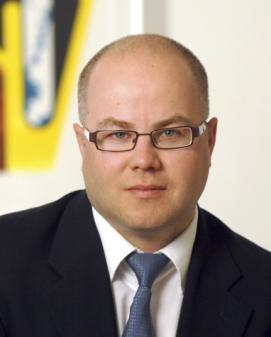 Ilija har jobbat ca 10 år i Regeringskansliet och 6 år som heltidspolitiker (kommunstyrelsens ordförande i Nynäshamn och oppositionslandstingsråd i Stockholm) samt doktorerat på Socialhögskolan.
