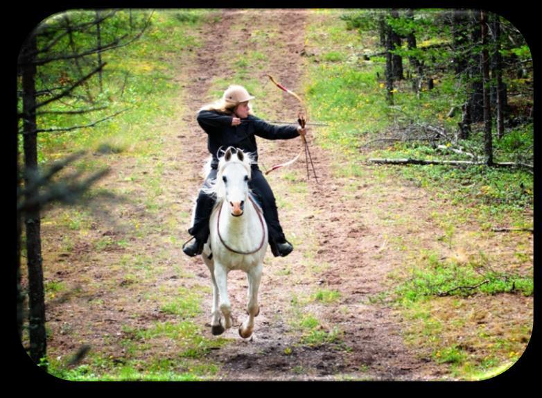 19.00- CLINIC i BERIDET BÅGSKYTTE I Beridet bågskytte rider man i galopp samtidigt som man ska skicka iväg en eller flera pilar mot ett eller flera mål.