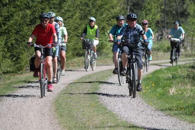 Cykelturer är en viktig del av PRO Klippans alla friskvårdsaktiviteter. Här leder vår friskvårdsansvarige Birgit Björk (till vänster) en grupp runt i den vackra naturen runt Klippan.