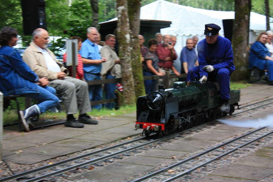 NS 4014 är ett trecylindrigt lok. Detta är en modell av denohab lok som holländska regeringen,.