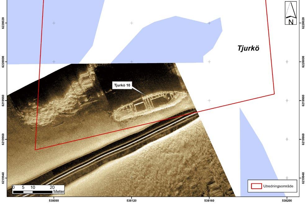 Figur 22. Sonarmosaik över Id 13 (Raä- Tjurkö 10) vid södra stenpiren. Det syns tydligt att det finns två lastrumsöppningar, fören pekar mot land och aktern utåt.