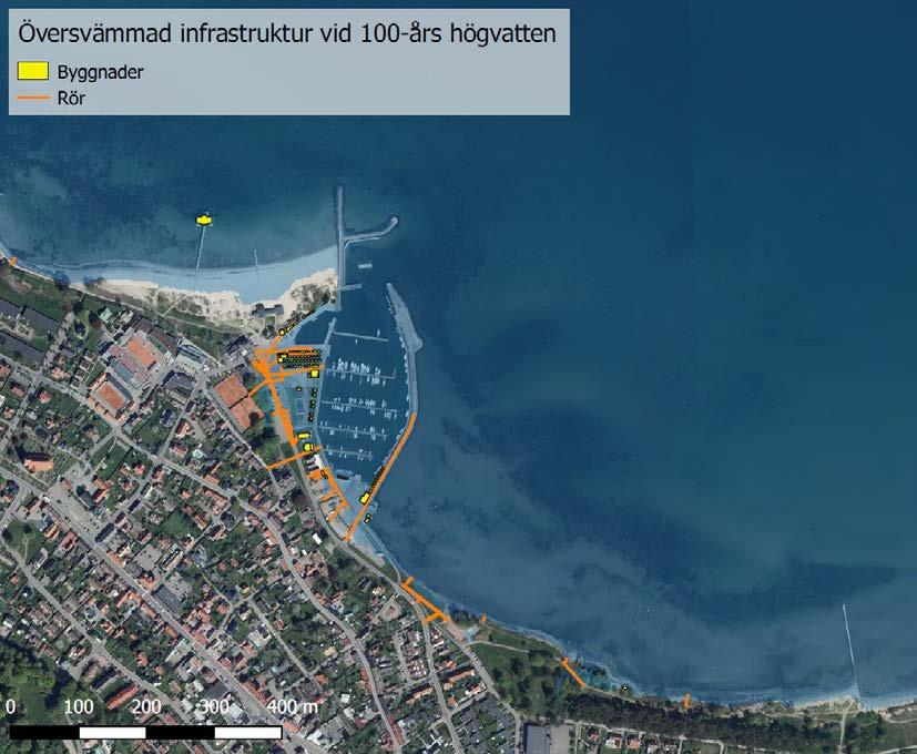 5.3.4 Båstad Ett 100-årshögvatten år 2015 i Båstad skulle påverka delar av bebyggelsen på och omkring hamnplanet (Figur 5-9).
