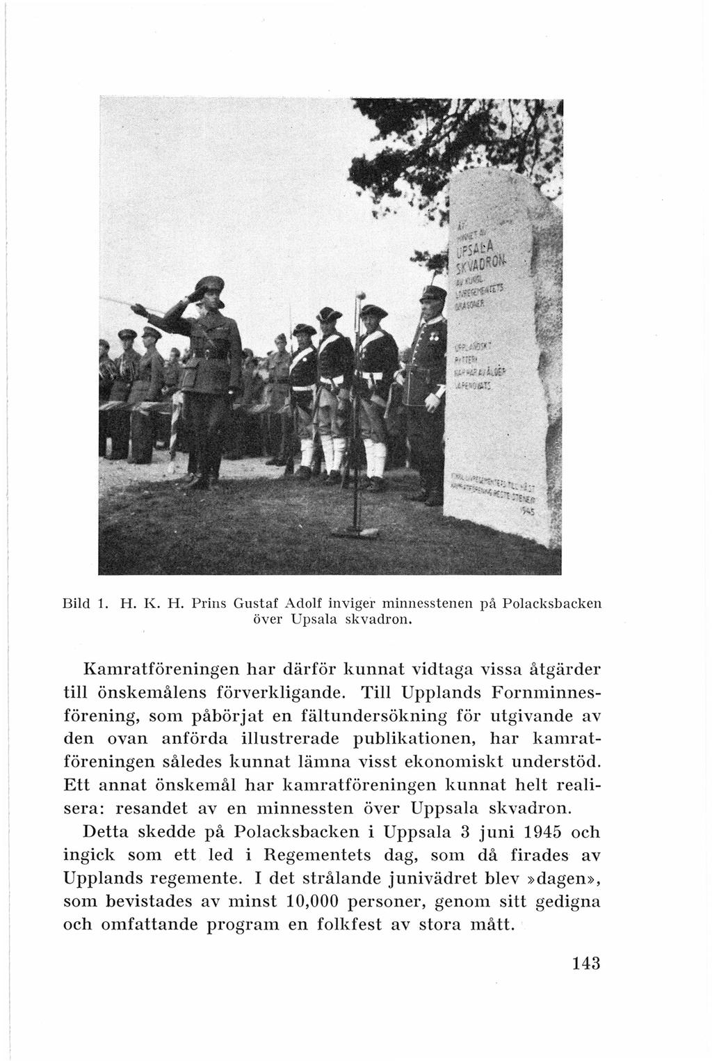 Bild 1. H. K. H. Prins Gustaf Adolf inviger minnesstenen på Polacksbacken över Upsala skvadron. Kamratföreningen har därför kunnat vidtaga vissa åtgärder till önskemålens förverkligande.