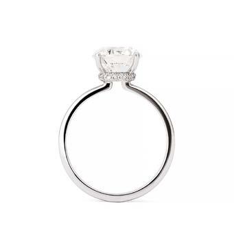 THE RING The Ring är en ny patenterad modell, skapad för att lyfta och förstärka skönheten i diamanten. Med sin briljanterade krage ger den en diskret och lyxig elegans.