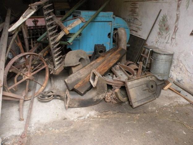 Starka armar Vi fick nödvändig hjälp med att lyfta ut pumplådorna som var och en väger omkring 300 kg.