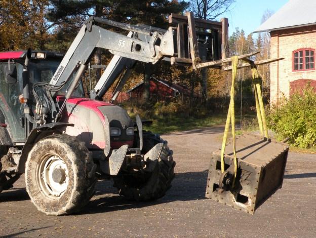 Kugghjulet är precis likadant som det som fortfarande finns i Orrefors. Mystiskt. Jordbruket i Värmland tog paus medan vi letade bitar till vårt pussel.