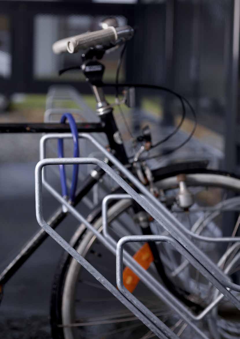 HJULHÅLLARE/RAMBO Cykelställ Våra hjullhållare, tillverkade i varmförzinkad stål kan monteras rakt alternativt vinklas 45, i fristående cykelställ eller på fasad.