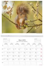 kalendarium på varje blad, med innevarande månad i mitten.
