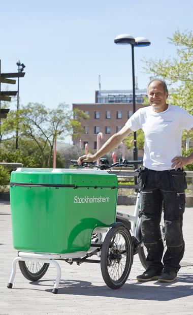 Hållbarhet Charles ställer bilen och tar lastcykel istället Nu rullar vår första lastcykel istället för bil i Skärholmen.