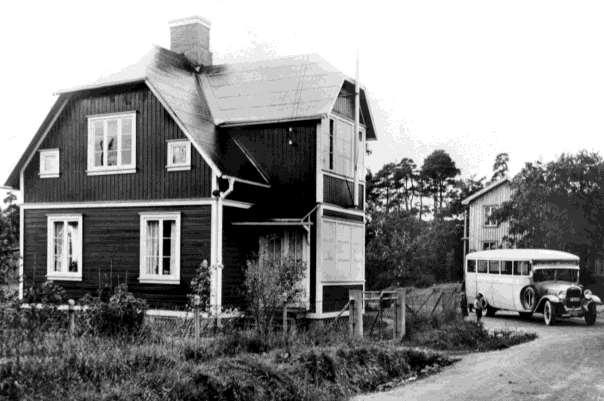 Lundahls affär och skoftebybussen i korsningen av