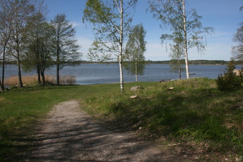 Området runt Kisängsbadet och båthamnen har tidgare förbättrats på flera sätt och nu blev det litet av en slutstädning som gjorde stor nytta.