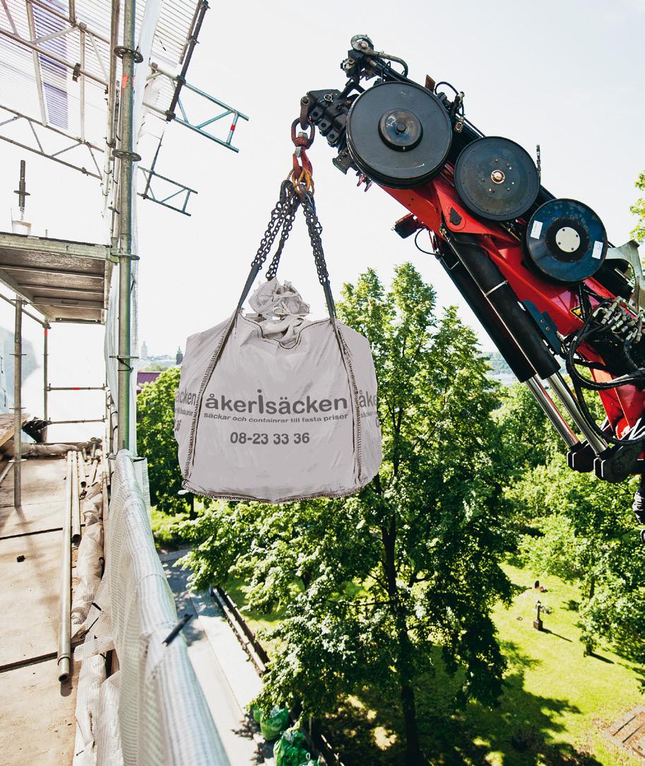 Höghöjdslyft Åkerisäckens standardbilar når upp till 17 meters höjd. Men vi kan även erbjuda högre lyft med höghöjdsbilar eller mobilkranar.