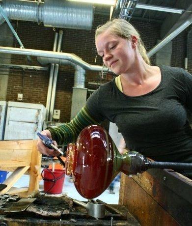 Renate Aune f. 85, från Stjördal, Norge Skola: Nordiska linjen, Kosta Glascenter Glaset är så vackert att den förtjänar sitt halsband. Både glas och silver har något glamouröst och exklusivt över sig.