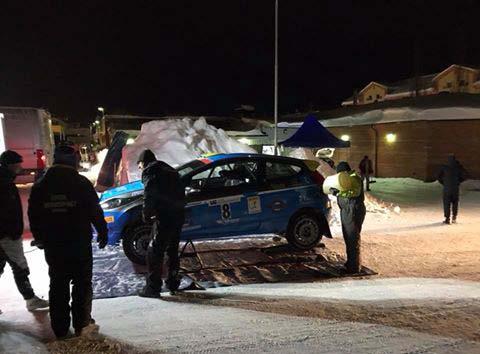 Service efter tre körde sträckor Tyvärr rullade bilen som startade framför oss på sista sträckan innan service vilket betydde att vi fick stanna & hjälpa