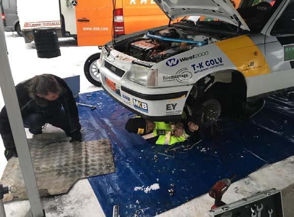Nu har vi kommit så här långt. Patrik Johansson och Christer Carlsson bryter. Tråkigheter allt igenomgånget, helt ny växellåda.