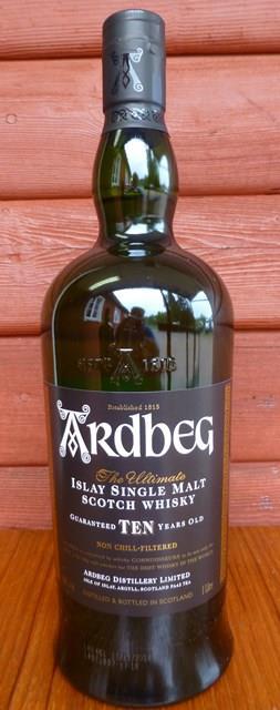 Frågan är om man skulle kunna finna någon skillnad. 7 Ardbeg TEN, 2007, 10 år Ardbeg TEN, 2007, 10 år, 46 % Den äldre innehåller whisky som är en hel del äldre än just 10 år.