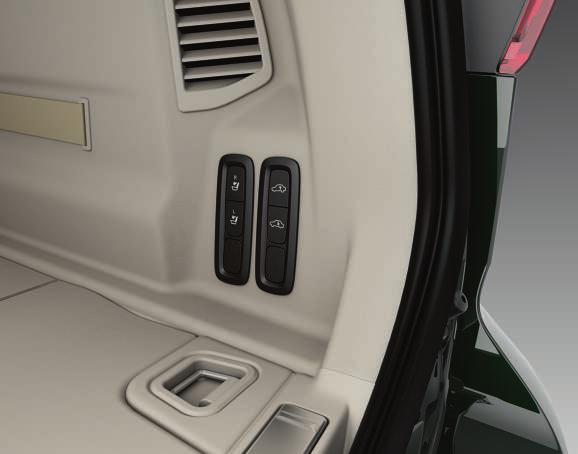 Fälla ryggstöden elektroniskt För att möjliggöra fällning av baksäte måste bilen stå stilla samt bakluckan vara öppen. 1. Fäll ner mittplatsens nackskydd manuellt. 2.