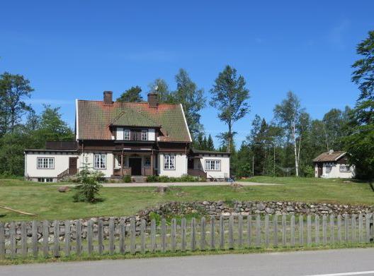 Emmabo 1:108, välbevarad villa med lekstuga och garage i