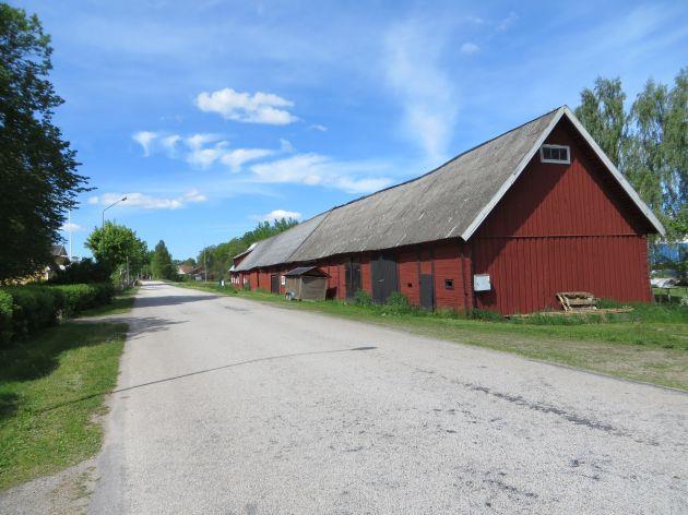 Den långa ladugårdslängan karaktäriserar bymiljön.